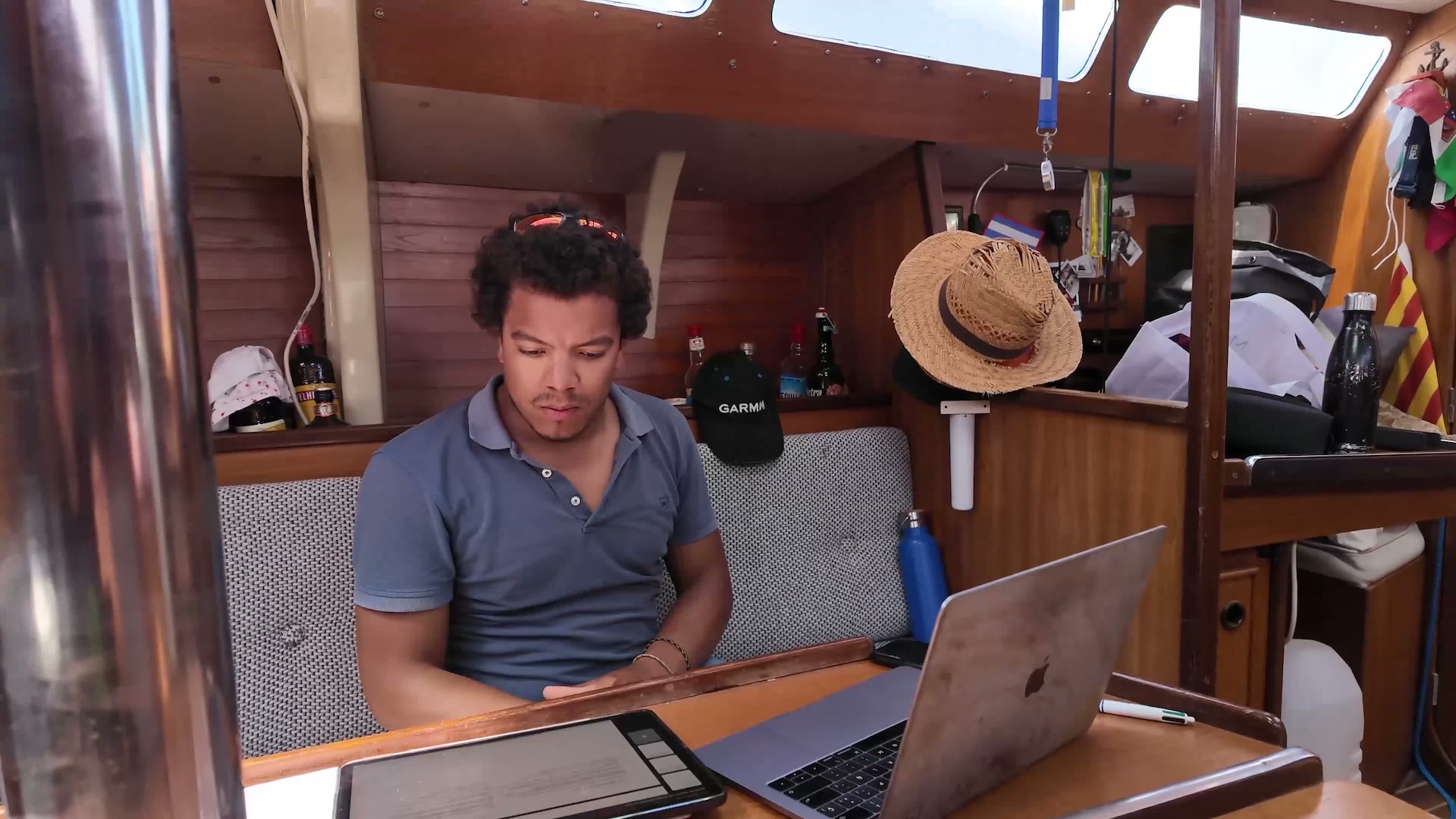 Julien de Breizh Ile Nautic travaillant à son bureau dans un bateau